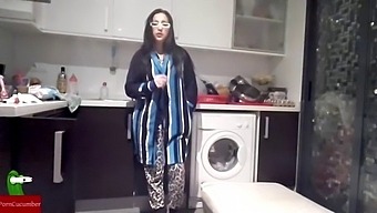 Amatör Kız Arkadaşının Ev Yapımı Açık Havada Delikli Yarrağıyla Seks Yapması Ve Boşalması
