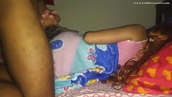 私の部屋に隠れて、義父が私に忍び寄り、後ろから私を連れて行きます。