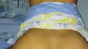 彼女の性器を刺激してから、後ろから性交します。